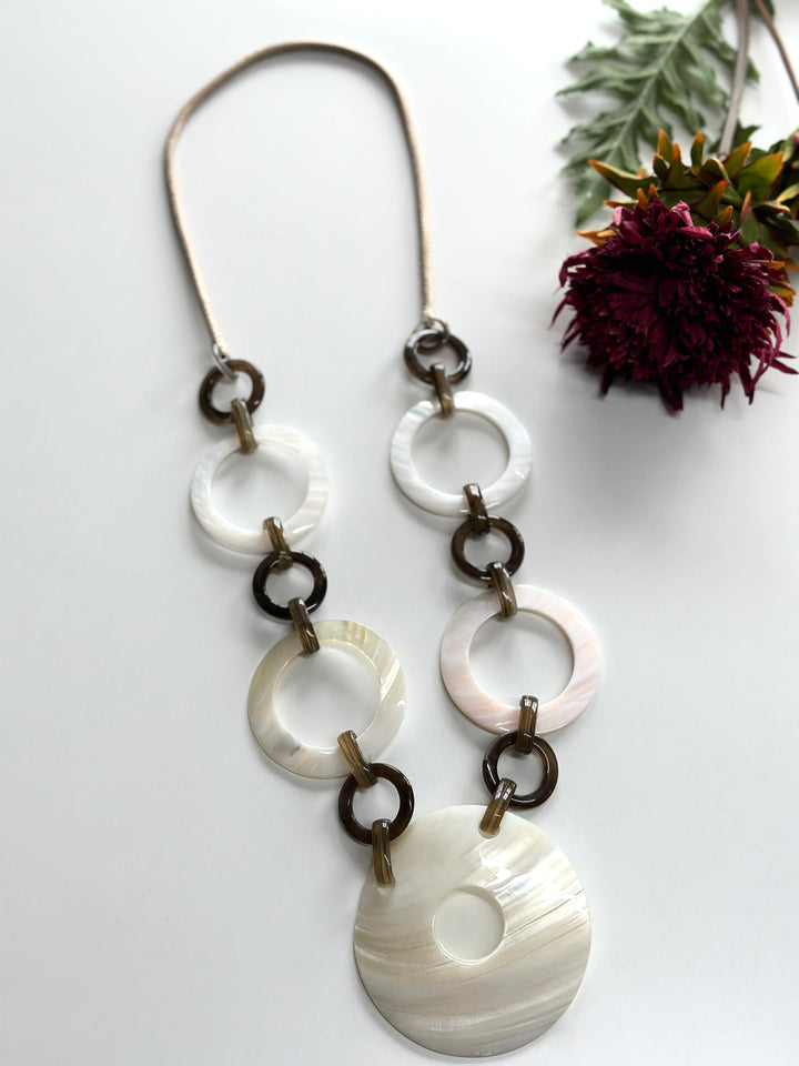 Pearl Shell Ring Necklace | Cream